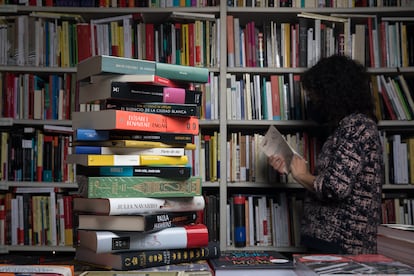 Una pila de libros escritos por mujeres en la librería Rafael Alberti, Madrid.