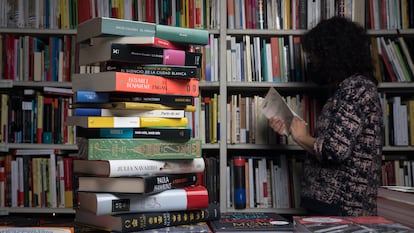 Una pila de libros escritos por mujeres en la librería Rafael Alberti, Madrid.