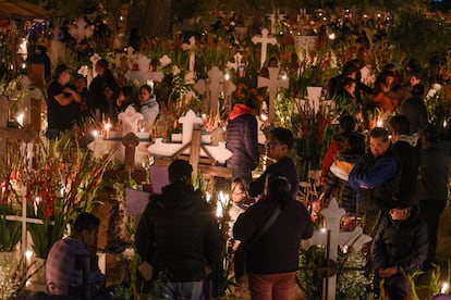 Los mexicanos esperan el Día de Muertos año con año. Papel picado, flores de cempasúchil, calaveras de chocolate y azúcar, pan de muerto, agua, sal, veladoras y los alimentos favoritos de sus antepasados, llenan altares en casas y espacios públicos con el único objetivo de recordarlos y recibirlos en su regreso para compartir con los vivos. En la imagen, cientos de personas reunidas en un cementerio en la ciudad de Toluca, el 1 de noviembre de 2023. 