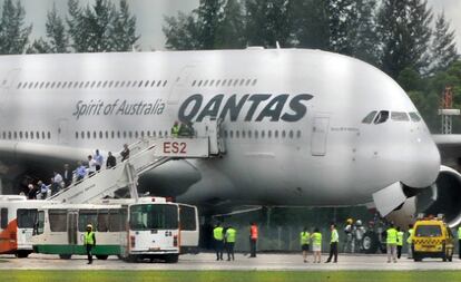 Se trata del primer problema técnico grave desde que hace tres años tuviera lugar el primer vuelo comercial del Airbus A380, el mayor avión de pasajeros del mundo. En la imagen, los pasajeros bajan del avión tras el aterrizaje en Singapur.