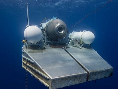 El submarino (centro), con su plataforma de inmersión, en una imagen de archivo.