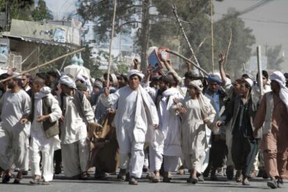 Manifestantes afganos protestan en Kandahar contra la quema de un Corán en EE UU.