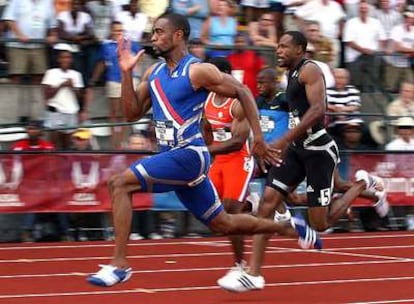 Tyson Gay corre los 100 metros durante las pruebas de selección olímpica de Estados Unidos.