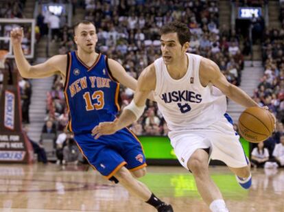 Sergio Rodríguez defiende a Jose Calderón en el partido que ha enfrentado a los equipos de los dos españoles, Toronto Raptors y New York Nicks