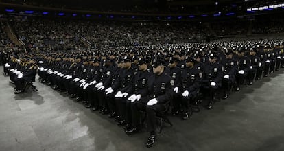 Un grupo de policías durante la ceremonia de graduación de oficiales de policía en el Madison Square Garden, en Nueva York.