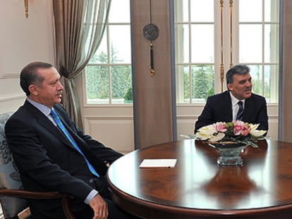 El presidente turco Abdulá Gul, centro, el primer ministro, Recep Tayyip Erdogan, y el jefe del Alto Mando militar, el general Ilker Basbug, hoy durante su reunión en Ankara