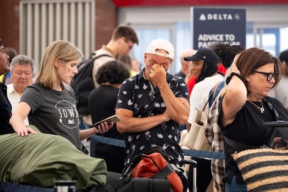 Tiffany McAllister y Andrés Bernal intentan cambiar su vuelo a Iowa mientras se encuentran en el Aeropuerto Internacional Hartsfield Jackson en Atlanta.