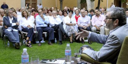 El escritor Antonio Muñoz Molina (dcha.) durante la lectura de fragmentos de su novela 'La noche de los tiempos'