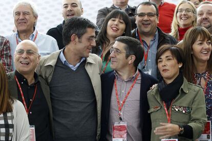 Rodolfo Ares, Eduardo Madina, Patxi López y María Begoña Gil se fotografían con afiliados socialistas asistentes a la Conferencia Política, que se ha celebrado este fin de semana en Madrid.