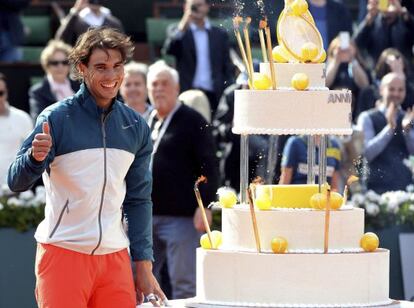 Nadal recibe una tarta por su 27º cumpleaños.