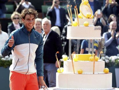 Nadal recibe una tarta por su 27º cumpleaños.