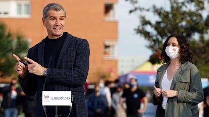 Toni Cantó, junto a Isabel Díaz Ayuso, durante un acto de campaña en San Sebastián de los Reyes (Madrid).