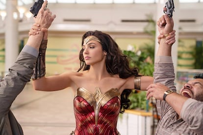 Gal Gadot – La protagonista de Wonder Woman ha sido la última intérprete en romper su silencio respecto a la actitud dictatorial de algunos cineastas en los platós de rodaje. En su caso fue el controvertido Joss Whedon, responsable de La liga de la justicia, el que la amenazó en varias ocasiones cuando esta trató de opinar sobre el rumbo de su personaje en la producción. “Amenazó mi carrera. Me dijo que si discutía con él se aseguraría de que tuviera una carrera miserable”, contó en el medio israelí N12, confirmando que puso el episodio en conocimiento de los principales ejecutivos del estudio. Según publicaría The Hollywood Reporter, un testigo de los hechos sostiene que el cineasta se jactaba de haber tenido una pelea con Gadot. “Le dijo que él era el guionista y que ella iba a callarse y decir sus frases, porque él podría hacerla parecer como si fuese estúpida en la película”.