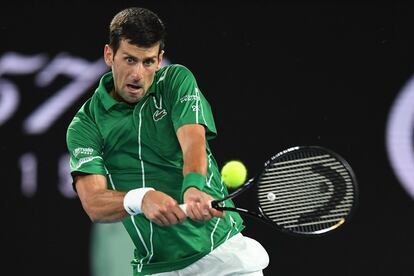 Novak Djokovic devuelve la pelota al austriaco Dominic Thiem.