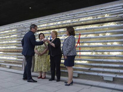 Michelle Bachelet recibe un testimonio del artista Fernando Prats, en el memorial de Carlos Prats.