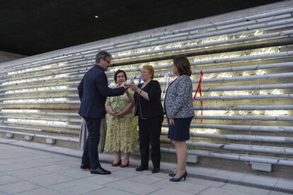 Michelle Bachelet recibe un testimonio del artista Fernando Prats, en el memorial de Carlos Prats.