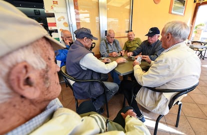 Unos hombres juegan a las cartas en un bar de Acciaroli, en el sur de Italia.