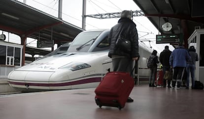 Un tren AVE estacionado en la estación de Chamartin (Madrid), en 2016. 