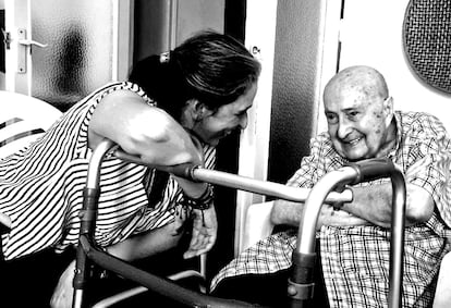 Ramón Bayés, junto a su amiga Belén Molina, en una imagen cedida.