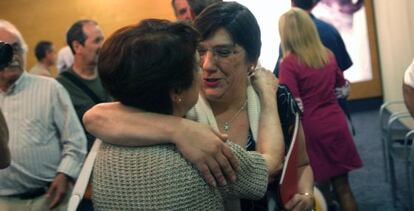 Edurne Brouard (de frente), hija de Santiago Brouard, asesinado por los GAL, abraza a Mari Carmen Hernández, viuda del concejal popular Jesús María Pedrosa, ayer tras el acto en San Sebastián.