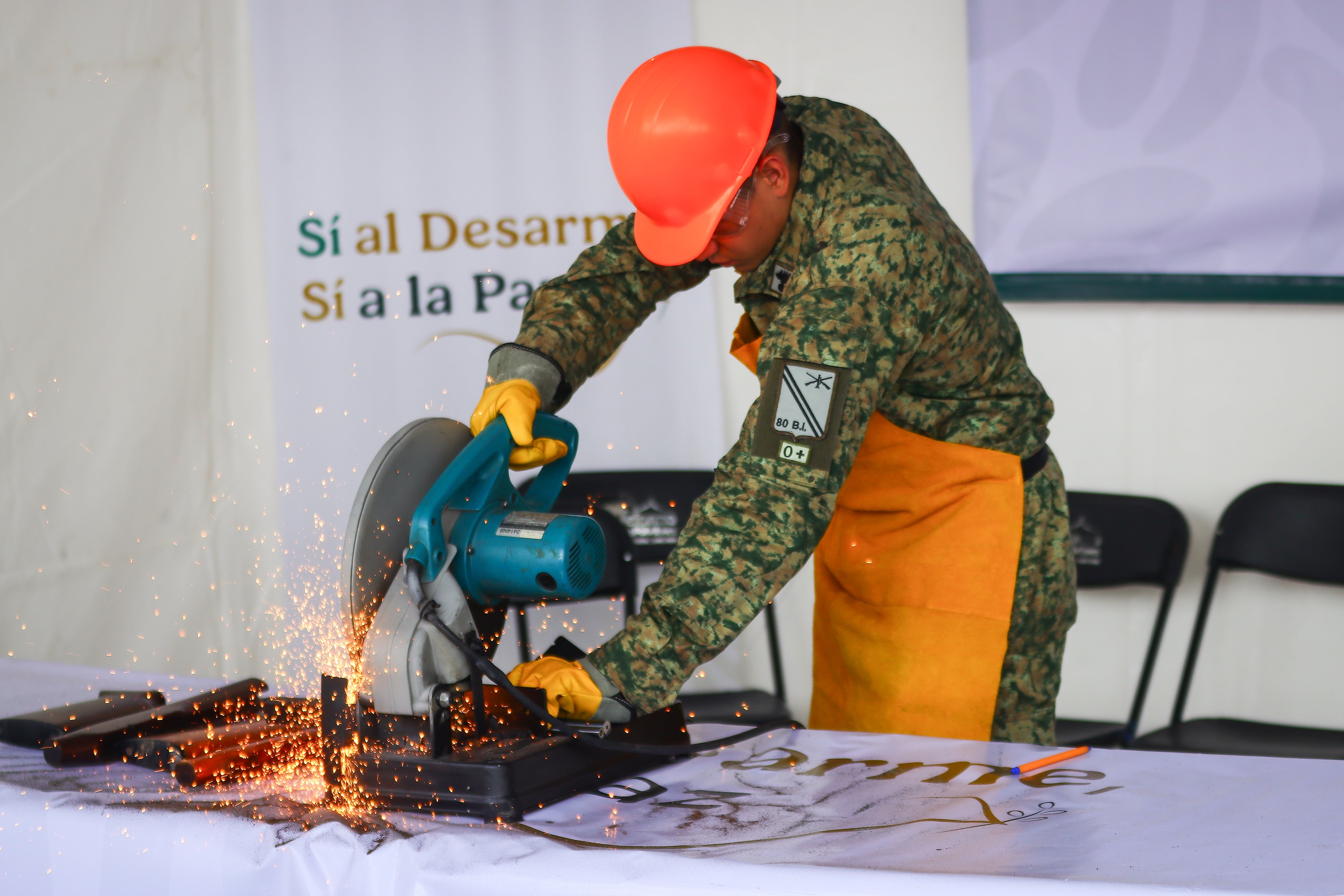 Un militar destruye un arma durante el evento.