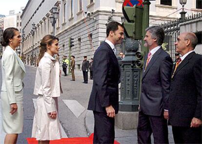 Los presidentes del Congreso y el Senado, Manuel Marín y Javier Rojo, respectivamente, recibiendo al Príncipe de Asturias, su prometida y la infanta Elena.