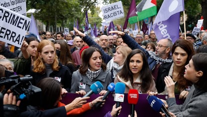 Lilith Vestrynge, Irene Montero, Ione Belarra e Isa Serra, de Podemos, al inicio de la manifestación este domingo en Madrid en solidaridad con el pueblo palestino.