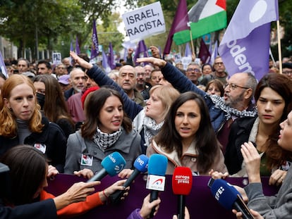 Lilith Vestrynge, Irene Montero, Ione Belarra e Isa Serra, de Podemos, al inicio de la manifestación este domingo en Madrid en solidaridad con el pueblo palestino.