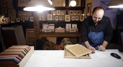 Juan Carlos Fernández junto a 'Lorca' en su taller en el 25 de la calle de Moratín.