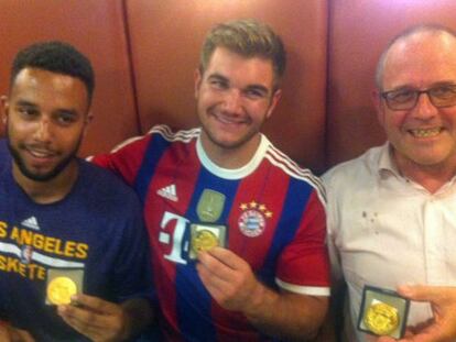 Anthony Sadler (amic dels militars que també va ajudar), Alek Skarlatos, de la Guàrdia Nacional, i el britànic Chris Norman amb les medalles per la seva valentia.