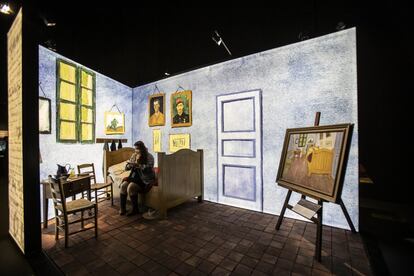 La habitación de 'La casa amarilla' se reproduce y los visitantes pueden sentarse en la cama del artista.