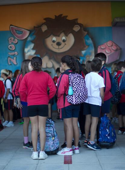 Entrada de escolares en el colegio Daoiz y Velarde de Alcobendas (Madrid), este lunes.