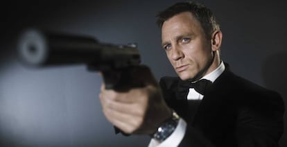 Daniel Craig interpretando al Agente 007.