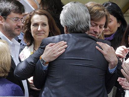 El juez español con más prestigio en el mundo, Baltasar Garzón, tuvo que abandonar la Audiencia Nacional acusado de prevaricación por querer investigar los crímenes del franquismo; en la foto, el juez Pedraz abraza a Garzón en su despedida en mayo tras la suspensión cautelar.