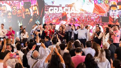 Xóchitl Gálvez da un mensaje acompañada de su equipo de campaña antes de conocer los resultados del INE,  en el Hotel Presidente Intercontinental, el 2 de junio.