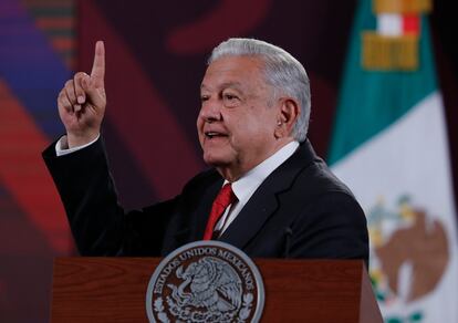 López Obrador habla durante su conferencia matutina en el Palacio Nacional, en Ciudad de México, el 9 de mayo de 2024.