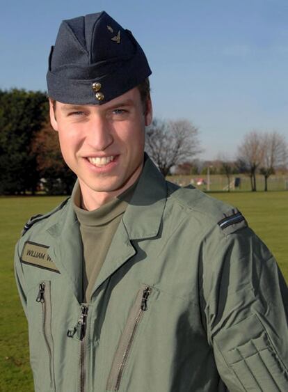 El príncipe Guillermo, tercero en la línea de sucesión a la Corona británica, empezó ayer su entrenamiento como piloto de la Real Fuerza Aérea (RAF), con el objetivo de prepararse para su futura labor como jefe de las fuerzas armadas.