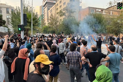 En Irán, las mujeres jóvenes, sobre todo en las áreas urbanas, suelen llevar el velo islámico algo suelto, de forma que algunos mechones de su pelo asoman de la prenda, una costumbre extendida, pero que infringe el rígido código indumentario de las autoridades iraníes. En la foto, protesta por la muerte de Mahsa Amini en las calles de Teherán.