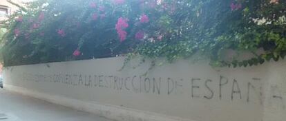 Pintada amenazante sobre la valla del colegio público Max Aub de Valencia.