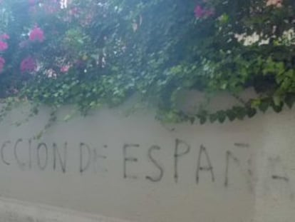 Pintada amenazante sobre la valla del colegio p&uacute;blico Max Aub de Valencia.