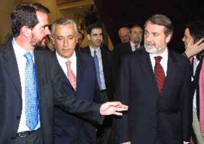 En primer término, Carlos Iturgaiz, Javier Arenas y Jaime Mayor Oreja, ayer, en Bilbao.