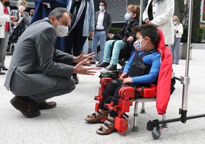 El Ministro de Ciencia y Tecnología, Pedro Duque, conversa con Víctor minutos antes del acto. 