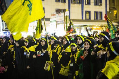 Un grupo de mujeres libanesas de Hezbolá. La organización militar, que derrotó a Israel en 2006, está considerada como una organización criminal por Estados Unidos. Para una de estas militantes, “cada chií del mundo se siente miembro de Hezbolá”.