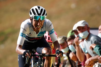 Egan Bernal cruza la línea en el Tour de Francia de 2020.