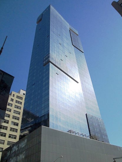 La torre Trump SoHo se habría quedado para Sorkin en algo inocuo, si no fuera porque "altera de forma caprichosa el barrio entero y arruina permanentemente el perfil de la zona; hiere el cielo de forma espantosa y, desde el punto de vista urbanístico, es vandalismo".