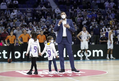 Felipe Reyes, junto a sus hijos, durante el homenaje que recibió durante el clásico. acbphoto