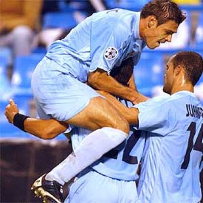 Milosevic y Juanfran felicitan a Luccin tras marcar éste el primer gol del Celta.