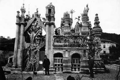 El <i>Palacio I</i>deal<b> del cartero Cheval, una de las obras de la exposición </b><i>Dubuffet & l'art brut.</i>