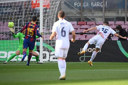 El centrocampista uruguayo del Real Madrid, Federico Valverde (a la derecha), abre el marcador durante el clásico.