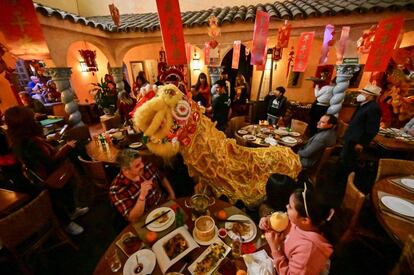 Miembros de la comunidad china en México asisten a la tradicional Danza del León en un restaurante en Ciudad de México.